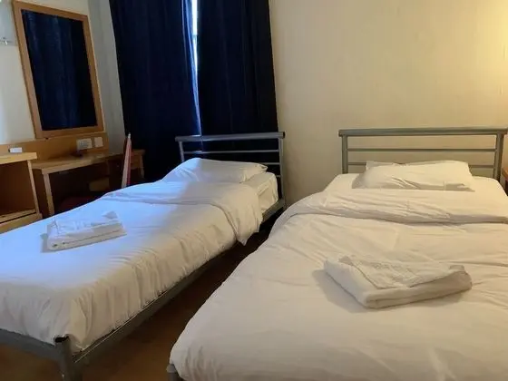 İki Ayrı Yataklı Oda, Ortak Banyo