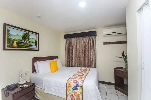 1 Queen Bed / Guest Room
