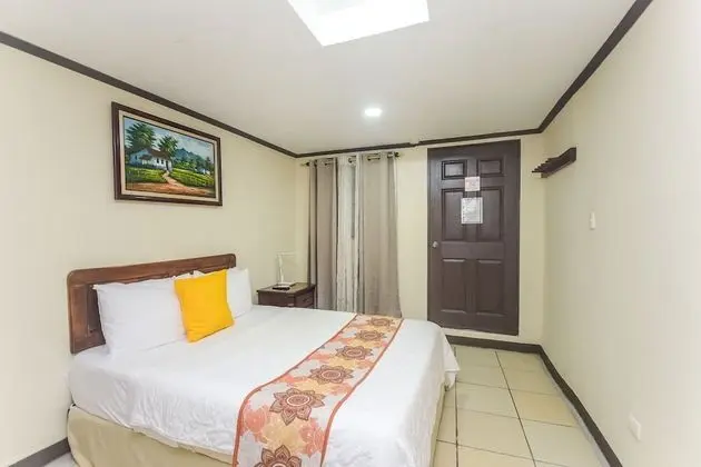 1 Queen Bed / Guest Room