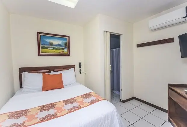 1 Queen Bed / Guest Room