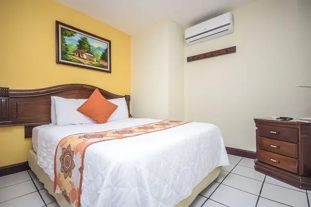 1 Queen Bed / Guest Room