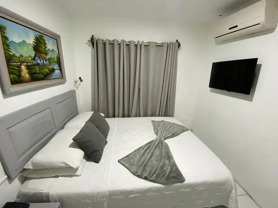 1 Queen Bed / Tiny Guest Room