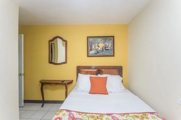 1 Queen Bed / Tiny Guest Room