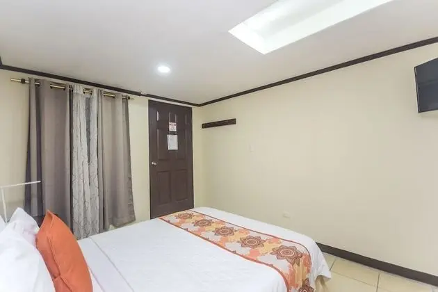 1 Queen Bed / Tiny Guest Room