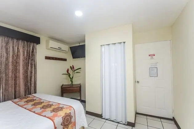 1 Queen Bed / Tiny Guest Room