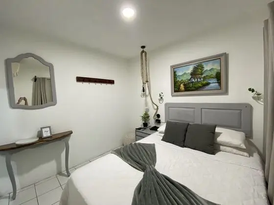 1 Queen Bed / Tiny Guest Room