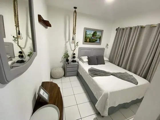 1 Queen Bed / Tiny Guest Room