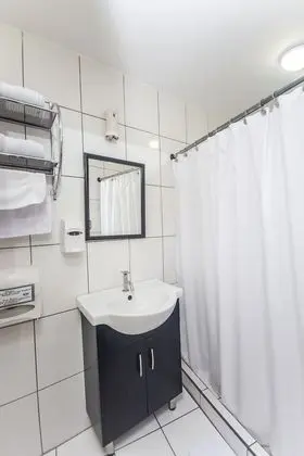1 Queen Bed / Tiny Guest Room
