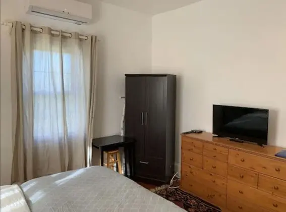 Economy Tek Kişilik Oda, 1 En Büyük (King) Boy Yatak (4)