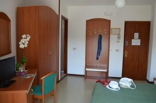 Stüdyo, Ek Bina
