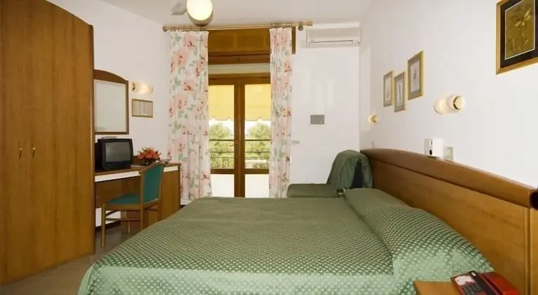 Üç Kişilik Oda