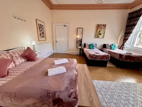 Dört Kişilik Oda, Ortak Banyo (Room 1)