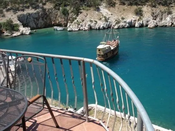 Ev (Bernardica - on cliffs above sea - H()