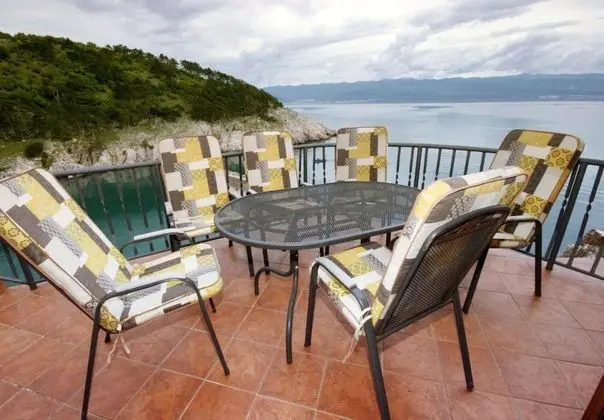 Ev (Bernardica - on cliffs above sea - H()