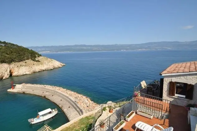 Ev (Bernardica - on cliffs above sea - H()