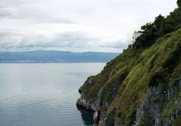 Ev (Bernardica - on cliffs above sea - H()