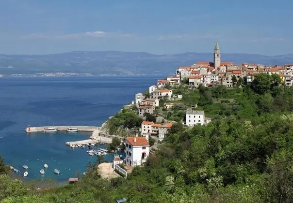Ev (Bernardica - on cliffs above sea - H()