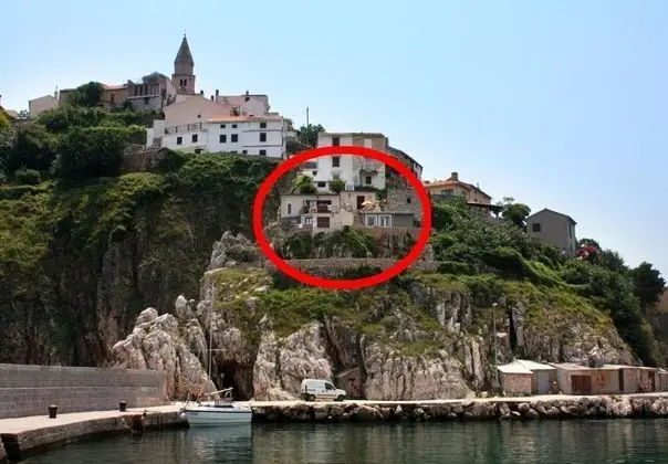 Ev (Bernardica - on cliffs above sea - H()