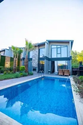 Villa - 3 Yatak Odalı, Bahçe Manzaralı, Isıtmalı Özel Havuzlu