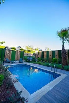 Villa - 3 Yatak Odalı, Bahçe Manzaralı, Isıtmalı Özel Havuzlu