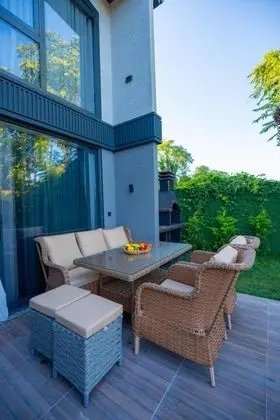 Villa - 3 Yatak Odalı, Bahçe Manzaralı, Isıtmalı Özel Havuzlu