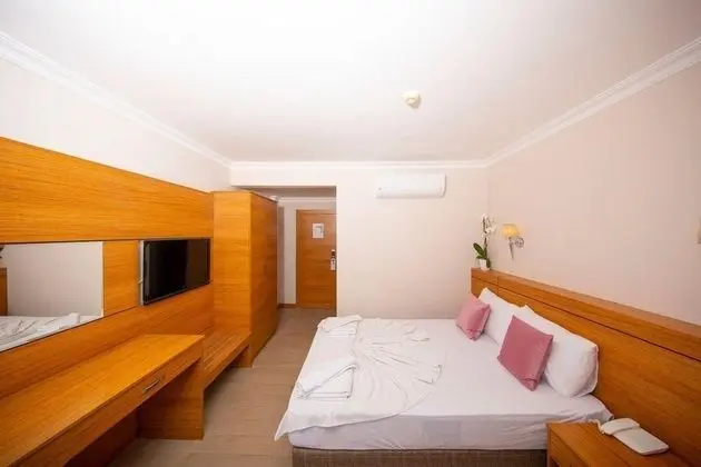 Standard Tek Büyük Yataklı Oda, 1 Çift Kişilik veya 2 Tek Kişilik Yatak, Balkon, Havuz Manzaralı