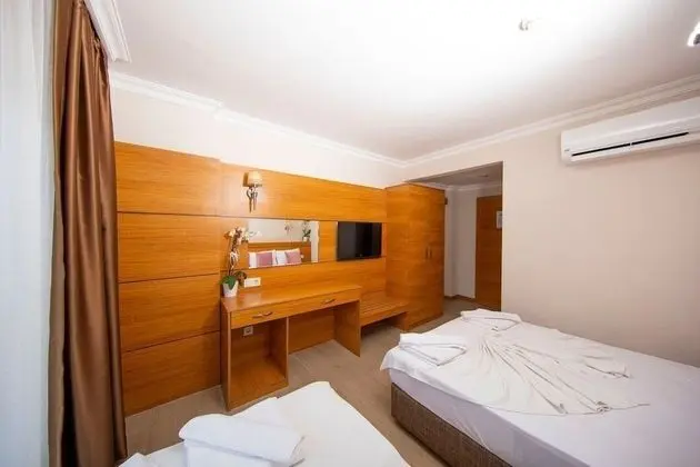 Standard Tek Büyük Yataklı Oda, 1 Çift Kişilik veya 2 Tek Kişilik Yatak, Balkon, Havuz Manzaralı