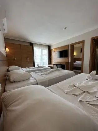Standard Tek Büyük Yataklı Oda, 1 Çift Kişilik veya 2 Tek Kişilik Yatak, Balkon, Havuz Manzaralı