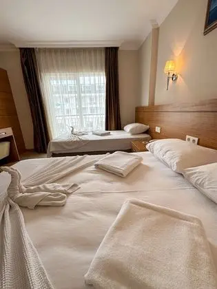Standard Tek Büyük Yataklı Oda, 1 Çift Kişilik veya 2 Tek Kişilik Yatak, Balkon, Havuz Manzaralı