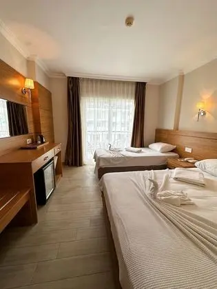 Standard Tek Büyük Yataklı Oda, 1 Çift Kişilik veya 2 Tek Kişilik Yatak, Balkon, Havuz Manzaralı
