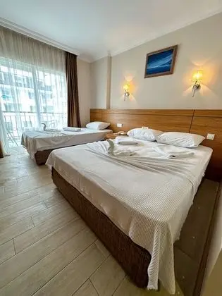 Standard Tek Büyük Yataklı Oda, 1 Çift Kişilik veya 2 Tek Kişilik Yatak, Balkon, Havuz Manzaralı