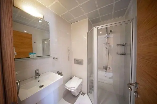 Standard Tek Büyük Yataklı Oda, 1 Çift Kişilik veya 2 Tek Kişilik Yatak, Balkon, Havuz Manzaralı