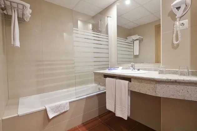 Standard Oda (3 adults and 1 child)