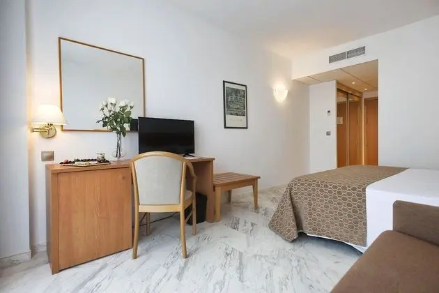 Tek Büyük Yataklı Oda, Havuz Manzaralı (2 extra beds 2 adults and 2 children)