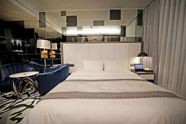 Signature Mondrian