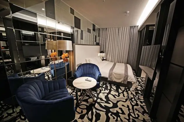 Signature Mondrian