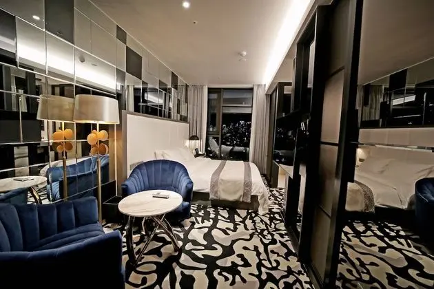 Signature Mondrian