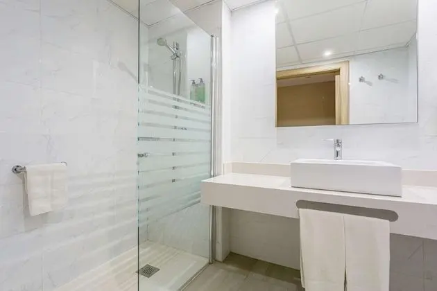 Tek Büyük Yataklı Oda, Kısmi Deniz Manzaralı (2 Adults + 1 Child)