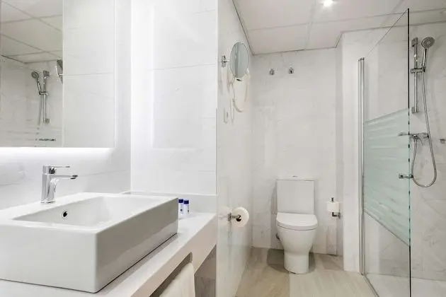 Tek Büyük Yataklı Oda, Kısmi Deniz Manzaralı (2 Adults + 1 Child)