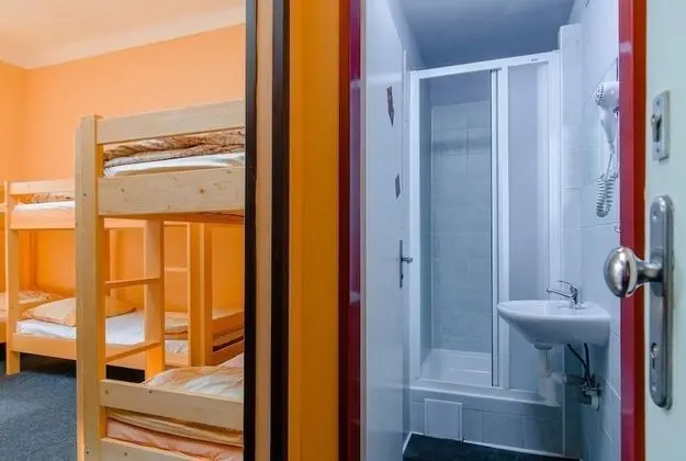 Bed in 8 Beds Mixed Shared Dormitory Room, Shower