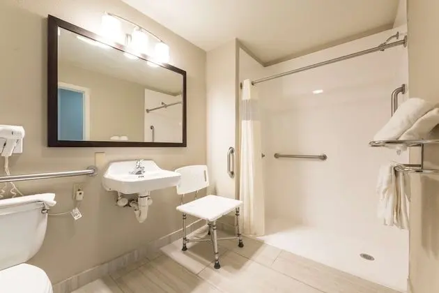 Standard Oda, 2 Büyük (Queen) Boy Yatak, Engellilere Uygun, Sigara İçilmez (Walk-in Shower)