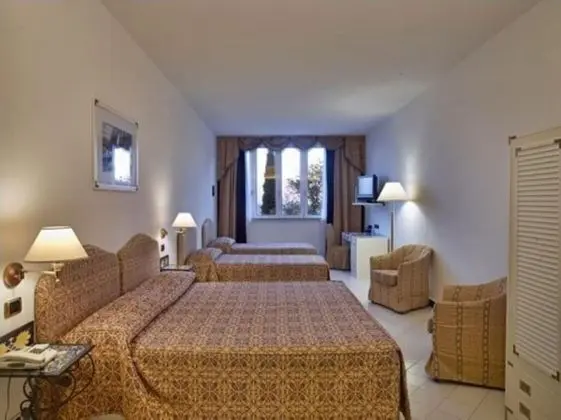 Family Oda, 1 En Büyük (King) Boy Yatak, Denize Bakan (with Two Single SofaBeds)