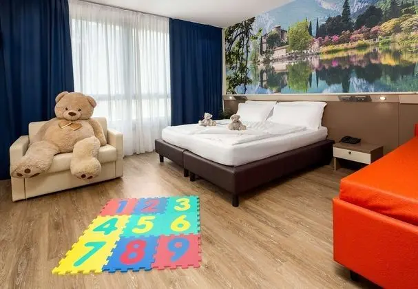 Family Oda, 1 Büyük (Queen) Boy Yatak ve Çekyat (with Sofabed)