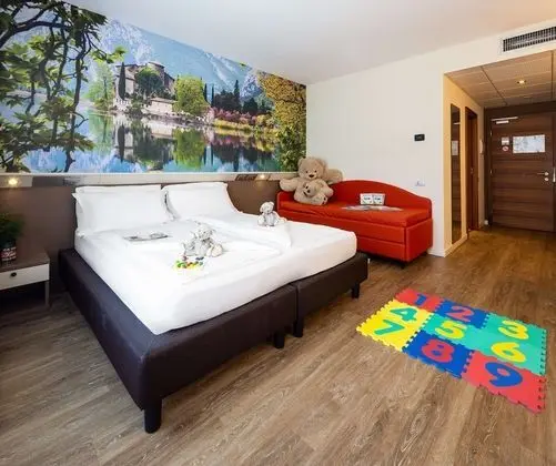 Family Oda, 1 Büyük (Queen) Boy Yatak ve Çekyat (with Sofabed)