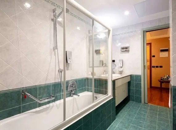 Family Oda, Birden Çok Yatak, Sigara İçilmez (Converts to 2 Twin Beds)