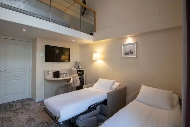 Executive Oda, 1 En Büyük (King) Boy Yatak, Sigara İçilmez (with Two Single SofaBeds)
