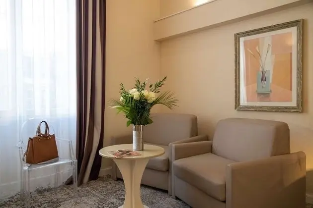 Executive Oda, 1 En Büyük (King) Boy Yatak, Sigara İçilmez (with Two Single SofaBeds)