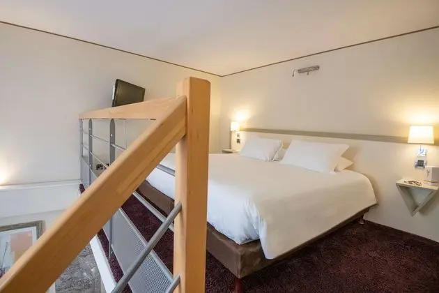 Executive Oda, 1 En Büyük (King) Boy Yatak, Sigara İçilmez (with Two Single SofaBeds)
