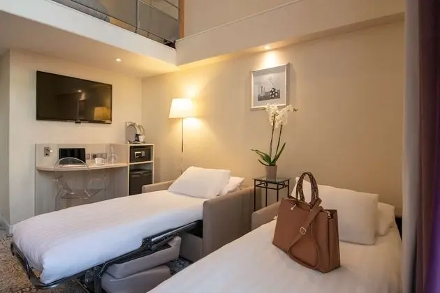 Executive Oda, 1 En Büyük (King) Boy Yatak, Sigara İçilmez (with Two Single SofaBeds)