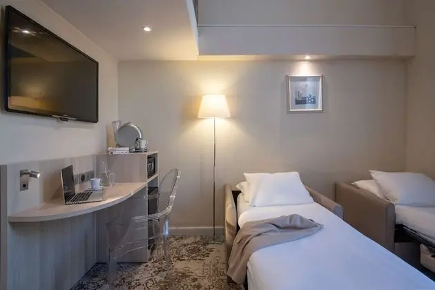 Executive Oda, 1 En Büyük (King) Boy Yatak, Sigara İçilmez (with Two Single SofaBeds)